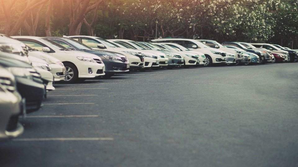 Fahrzeuge warten auf Abholung und Ankauf auf dem Autohof von Auto verkaufen Lennestadt